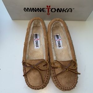 AUTH NIB Minnetonka Cally Slippers CINNAMON US 5 or 6